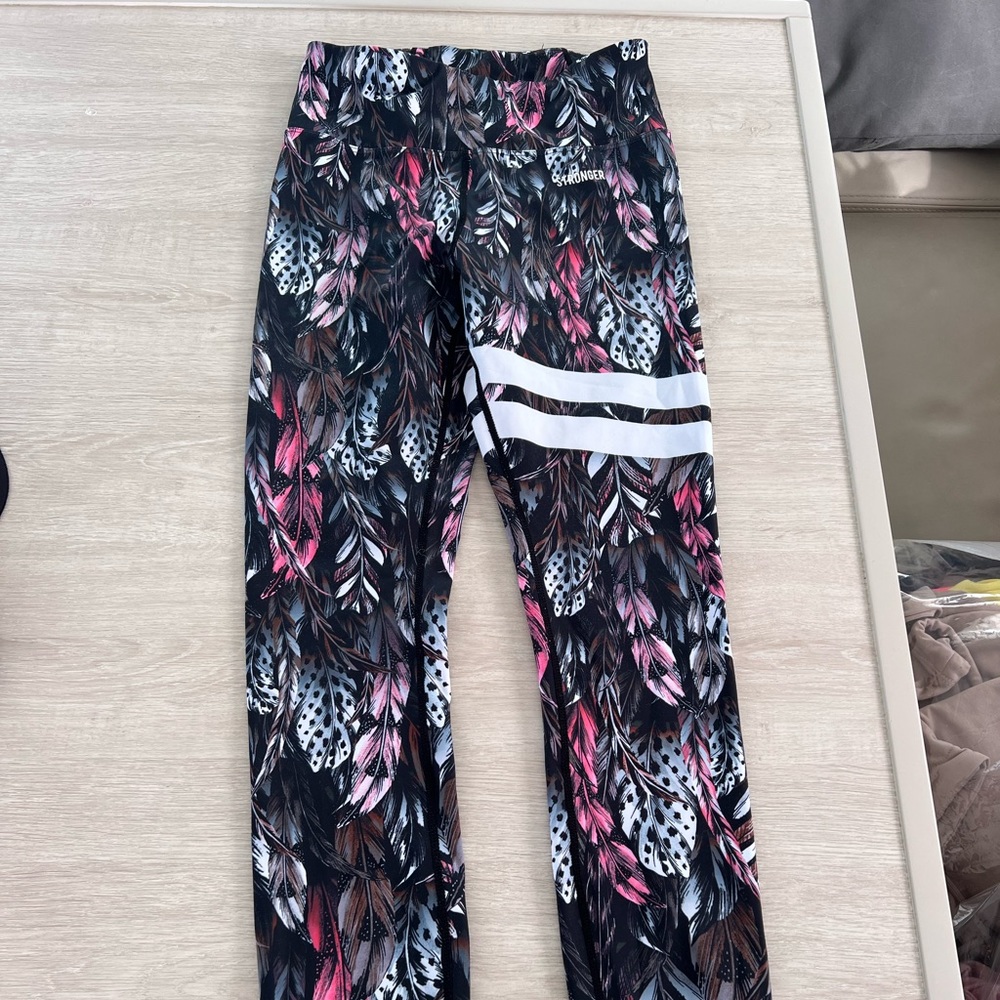 Stronger Athletic Feathers leggings/tights Small